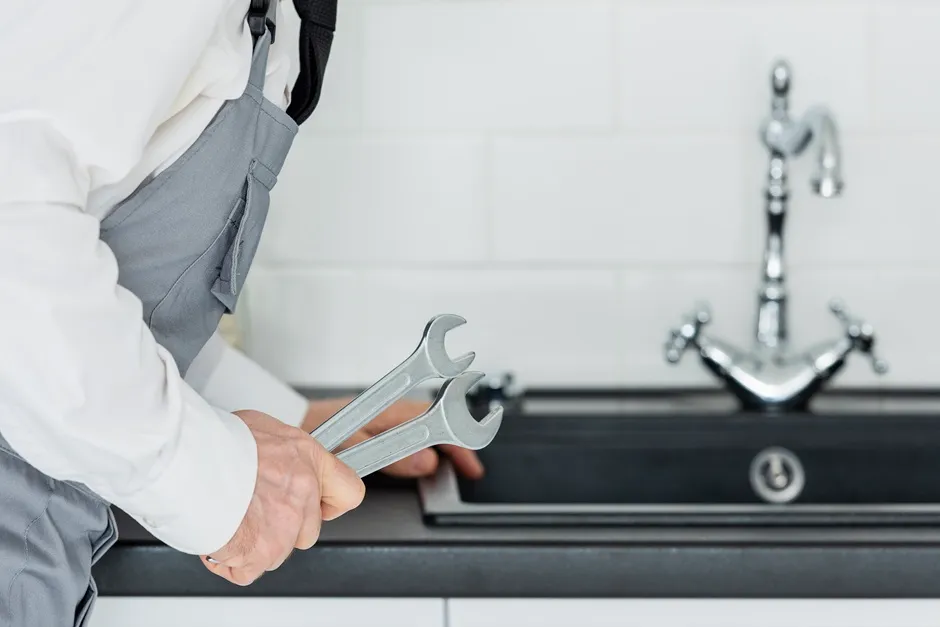 Emergency Plumbing: How to Handle Common Issues Before the Professionals Arrive